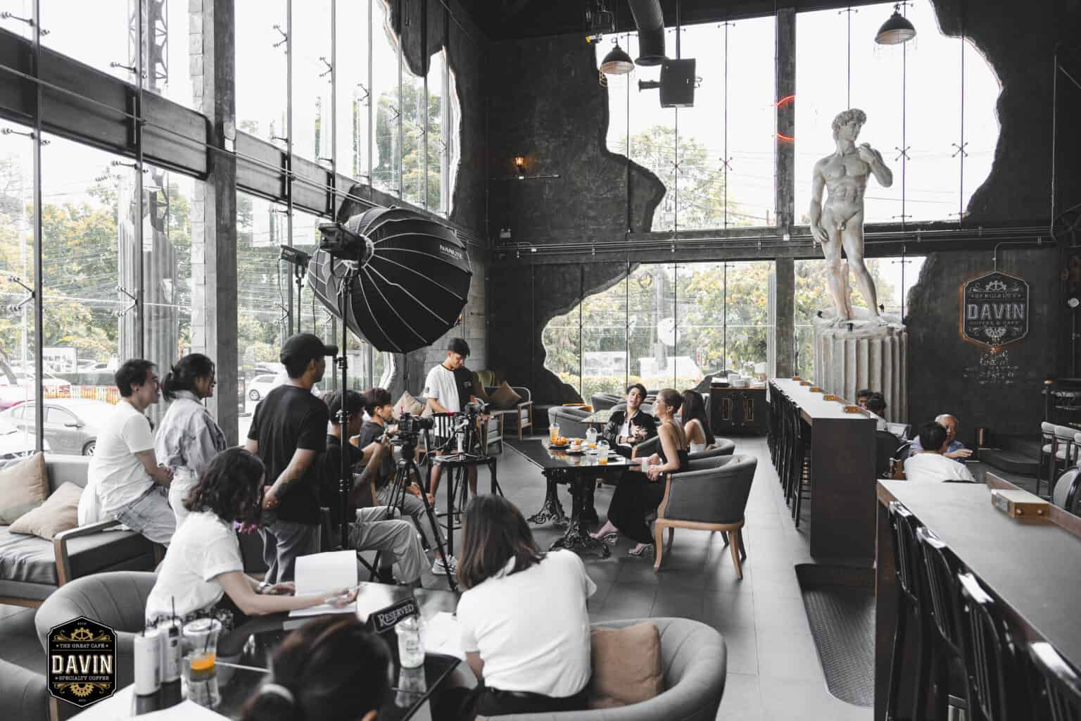 สตูดิโอถ่ายทำภายใน DAVIN CAFE กับบรรยากาศ luxury industrial loft เหมาะสำหรับ production house ถ่ายโฆษณา รายการ YouTube และคอนเทนต์ระดับมืออาชีพ