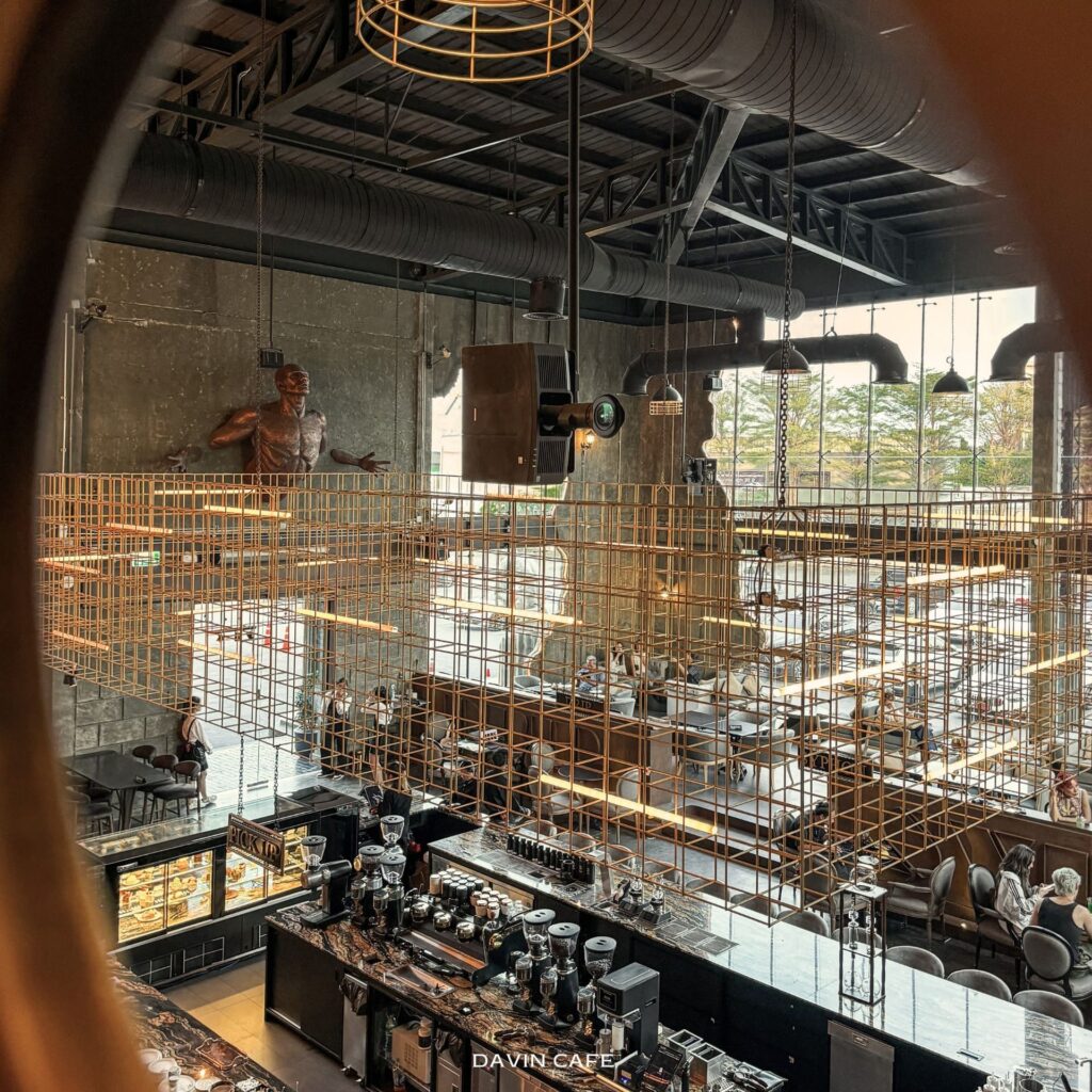 มุมสูงภายใน DAVIN CAFE คาเฟ่ดีไซน์หรูสไตล์ Industrial Luxury ย่านเลียบด่วน รามอินทรา เหมาะสำหรับคนค้นหา ร้านกาแฟ ใกล้ฉัน พร้อม Specialty Coffee มุมถ่ายรูปสุดอลังการ และบรรยากาศระดับแลนด์มาร์กในกรุงเทพ