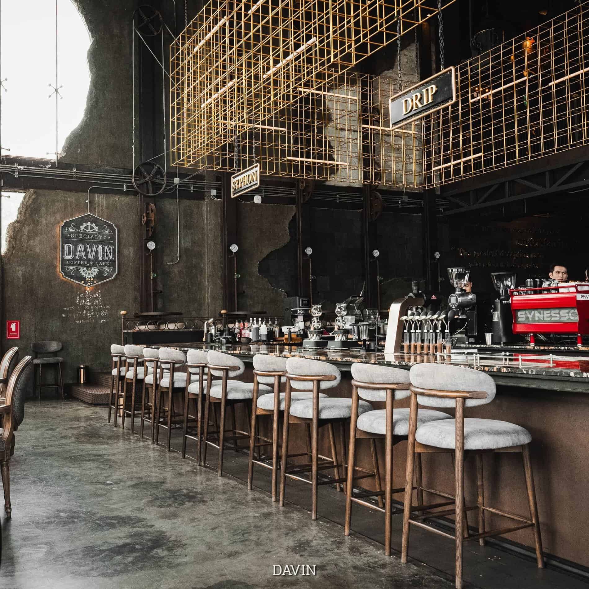 บาร์กาแฟสุดหรูภายใน DAVIN CAFE คาเฟ่สไตล์ Industrial Luxury ย่านเลียบด่วน รามอินทรา เหมาะสำหรับคนค้นหา ร้านกาแฟ ใกล้ฉัน พร้อมมุมนั่งชิล Specialty Coffee และบรรยากาศระดับพรีเมียมในกรุงเทพ