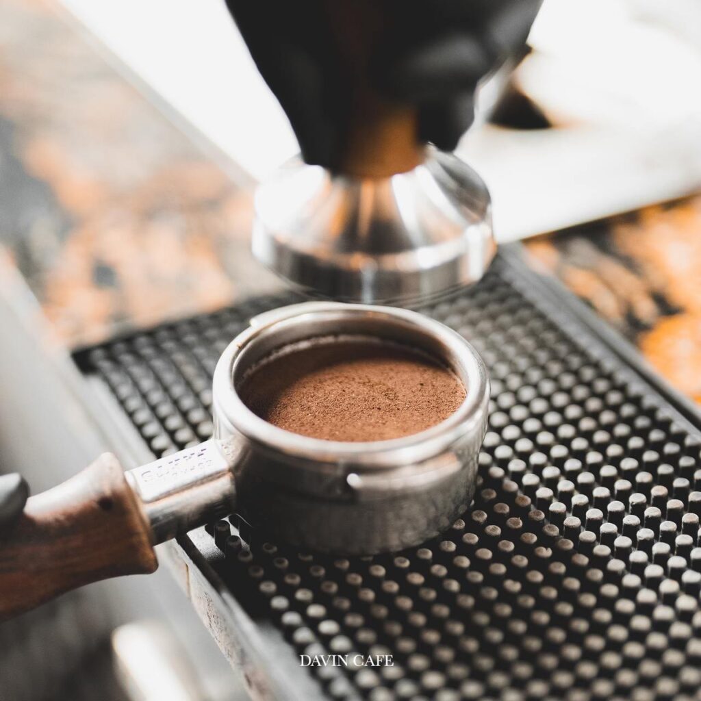 Cold brew coffee preparation at DAVIN CAFE featuring carefully ground coffee and precision barista techniques to create a smooth, naturally sweet, aromatic specialty coffee with exceptional flavor clarity