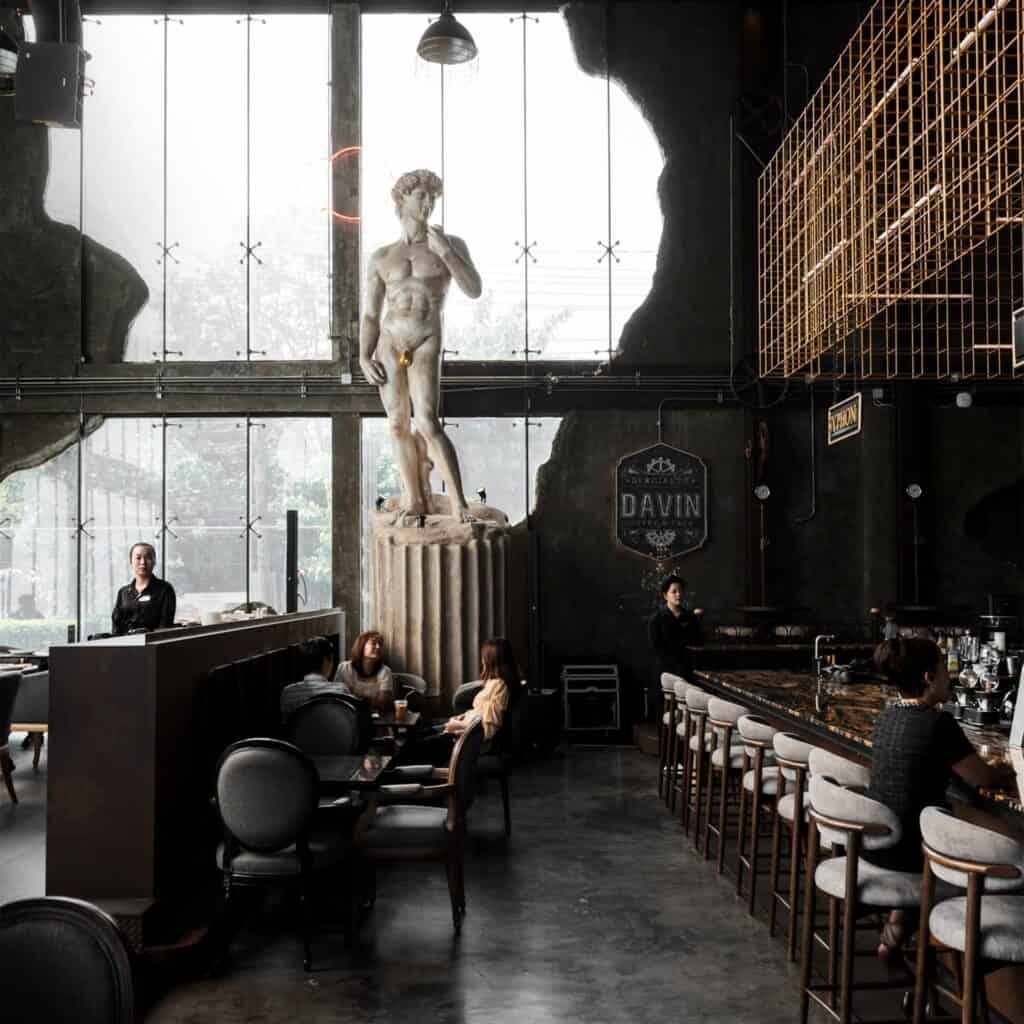 บรรยากาศภายใน DAVIN CAFE ร้านอาหาร กรุงเทพ ดีไซน์หรูสไตล์อินดัสเทรียลพร้อมงานศิลปะโดดเด่น