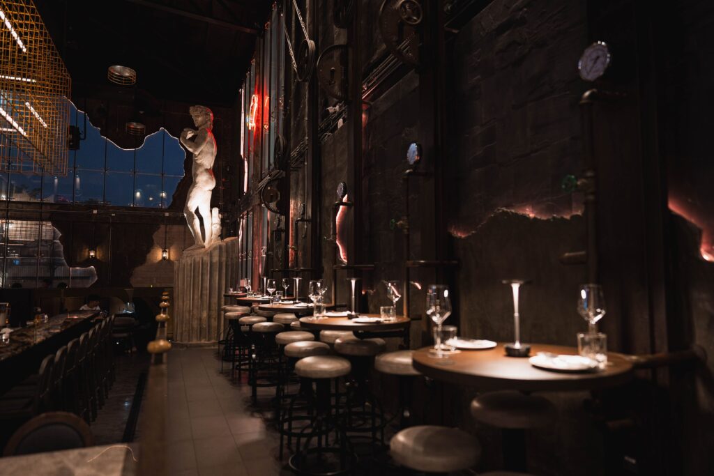 DAVIN CAFE ร้านอาหาร เลียบด่วน บรรยากาศลักชัวรีสไตล์อินดัสเทรียล พร้อมพื้นที่รับประทานอาหารสุดพรีเมียม เหมาะสำหรับดินเนอร์ นัดพบทางธุรกิจ และมื้อพิเศษในค่ำคืนที่น่าประทับใจ
