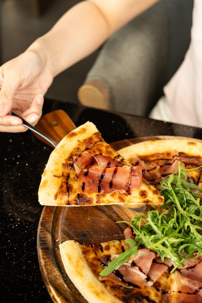 พิซซ่าพรีเมียมหน้าโปรชุตโตเสิร์ฟสดที่ DAVIN CAFE ร้านอาหาร เลียบด่วน โดดเด่นด้วยวัตถุดิบคุณภาพ รสชาติระดับเชฟ และประสบการณ์รับประทานอาหารที่แตกต่างในบรรยากาศสุดพิเศษ