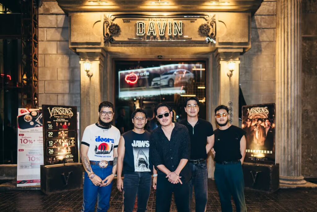 musketeers-band-davin-cafe-facade-vinsens-concert