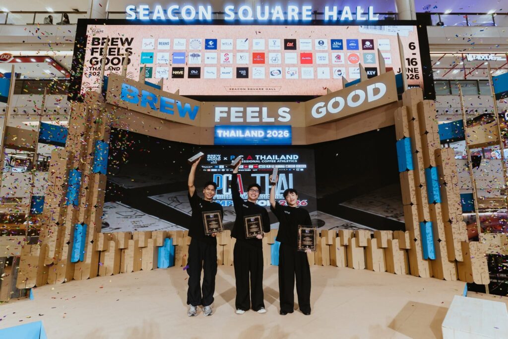 ผู้ชนะการแข่งขัน PCA Latte Art Thailand 2026 บนเวที Brew Feels Good Thailand ท่ามกลางบรรยากาศแห่งความสำเร็จของวงการกาแฟสเปเชียลตี้ สะท้อนมาตรฐานบาริสต้าระดับประเทศและความเป็นเลิศด้านลาเต้อาร์ต โดยมี DAVIN CAFE ร่วมสร้างชื่อเสียงในเวทีการแข่งขันระดับประเทศไทย
