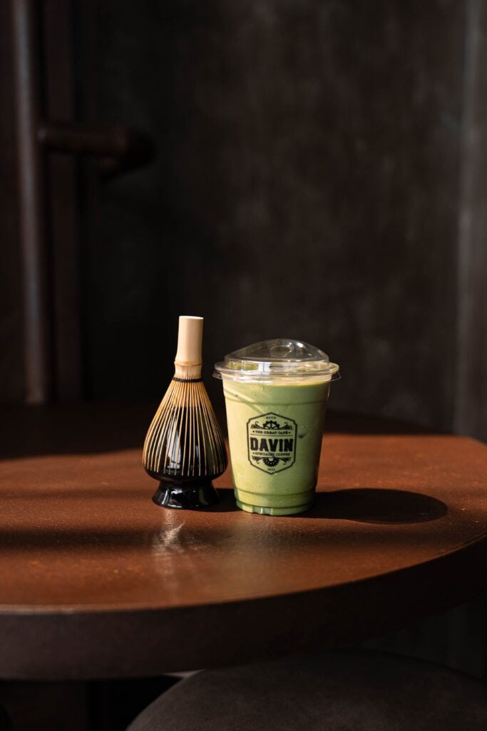 มัทฉะลาเต้ สูตรพรีเมียมที่ DAVIN CAFE กรุงเทพ จัดเสิร์ฟคู่กับแปรงชงมัทฉะแบบญี่ปุ่น (Chasen) สื่อถึงการรังสรรค์จากมัทฉะแท้คุณภาพสูง ให้รสชาติเข้มข้น เนียนละมุน และกลิ่นหอมชาเขียวแท้ในทุกแก้ว