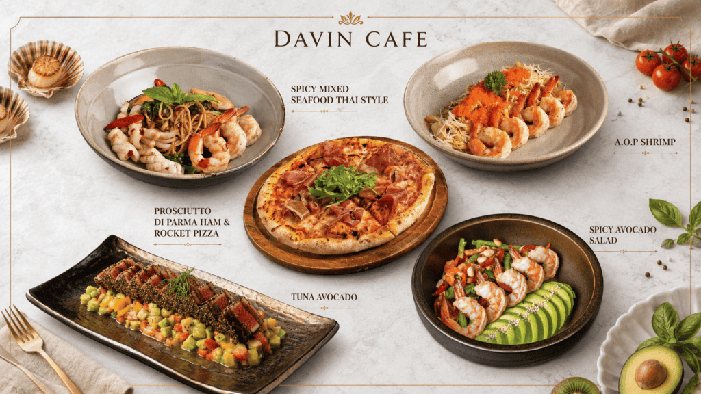 ภาพรวมเมนูมื้อเที่ยงของ Davin Cafe ที่มีพาสต้าเส้นหมึกซีฟู้ด พิซซ่าพาร์มาแฮม ทูน่าอะโวคาโด กุ้ง A.O.P และสลัดอะโวคาโดกุ้ง เหมาะสำหรับคนที่กำลังมองหาไอเดียมื้อเที่ยงหลากหลาย ทั้งจานหลัก เมนูแชร์ และอาหารสไตล์คาเฟ่ที่อิ่มกำลังดี