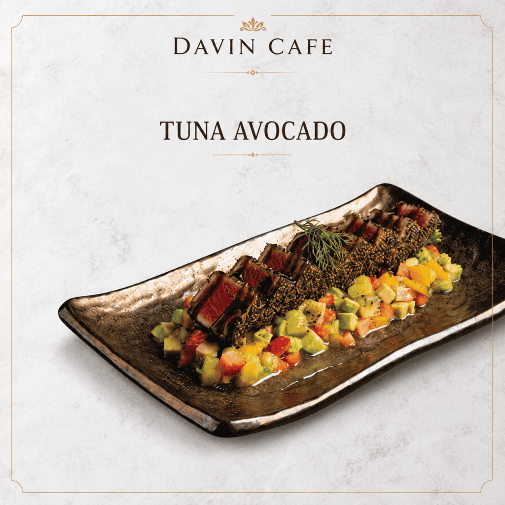 เมนู Tuna Avocado ของ Davin Cafe เสิร์ฟทูน่าย่างผิวงาแบบชิ้นพอดีคำบนซัลซ่าอะโวคาโด มะม่วง และมะเขือเทศ เป็นตัวเลือกมื้อเที่ยงที่ให้ความสด เบาสบาย และดูพรีเมียม เหมาะสำหรับคนอยากกินอาหารกลางวันที่อร่อยแต่ไม่หนักเกินไป