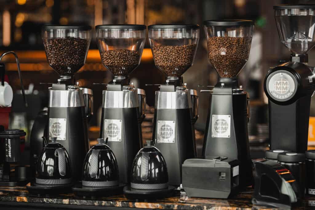 เครื่องบดกาแฟหลายชุดพร้อมโถเมล็ดกาแฟคั่วภายใน Davin Cafe สื่อถึงงาน Flavor Exchange ที่ให้ผู้ร่วมงานได้เรียนรู้ความแตกต่างของเมล็ดกาแฟ ระดับการบด กลิ่น และรสชาติ ก่อนเข้าสู่ประสบการณ์ชิมกาแฟแบบสเปเชียลตี้อย่างตั้งใจ