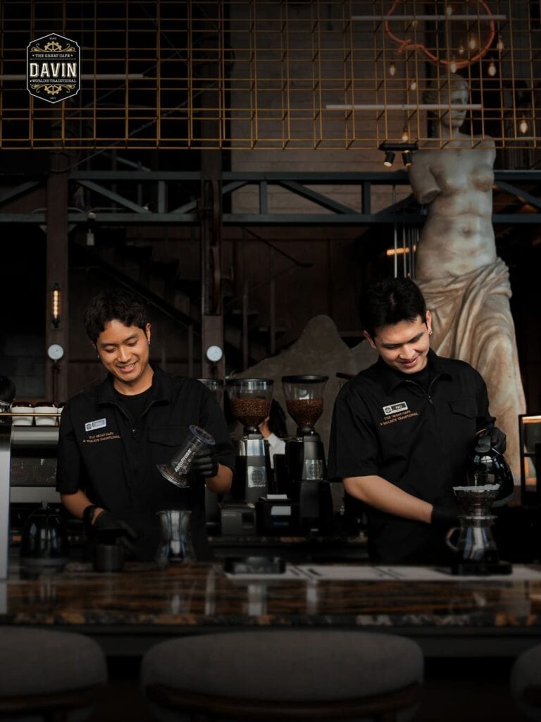 บาริสต้าสองท่านกำลังโชว์วิธีชงกาแฟคั่วอ่อนด้วยอุปกรณ์ที่แตกต่างกัน ทั้งแบบ Aeropress และ V60 เพื่อดึงเอกลักษณ์ของเมล็ดกาแฟออกมาในมิติที่หลากหลาย