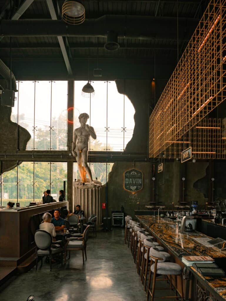 มุมถ่ายรูปคาเฟ่ภายใน DAVIN CAFE รามอินทรา ดีไซน์ Industrial Loft ผสานสถาปัตยกรรมโรมัน เหมาะเป็นฉากสำหรับท่าโพสถ่ายรูปคาเฟ่