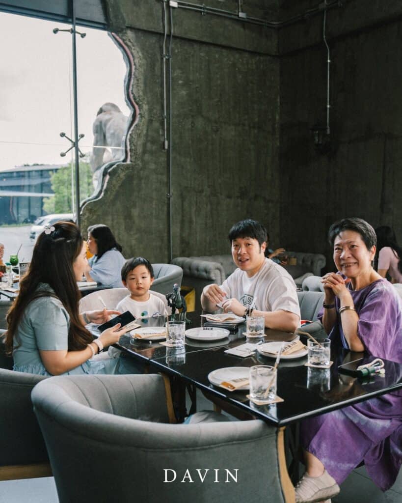 ครอบครัวหลายเจเนอเรชันรับประทานอาหารร่วมกันที่ DAVIN CAFE ร้านอาหารสำหรับครอบครัวย่านรามอินทรา บรรยากาศโปร่งสบาย เหมาะกับวันพักผ่อนของทุกวัย