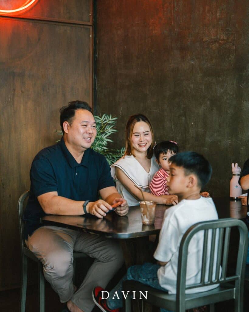 ครอบครัวพ่อแม่และเด็กใช้เวลาร่วมกันที่ DAVIN CAFE ร้านอาหารสำหรับครอบครัวย่านรามอินทรา เหมาะกับมื้อสบาย ๆ ในวันหยุด