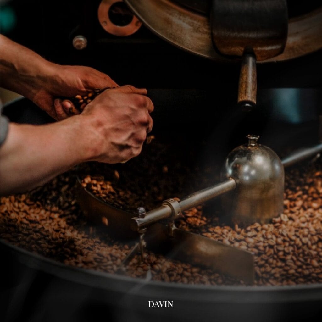 การคั่วเมล็ด Panama Geisha สำหรับกาแฟ Specialty ที่ DAVIN CAFE พร้อมตรวจคุณภาพเมล็ดระหว่างกระบวนการคั่ว