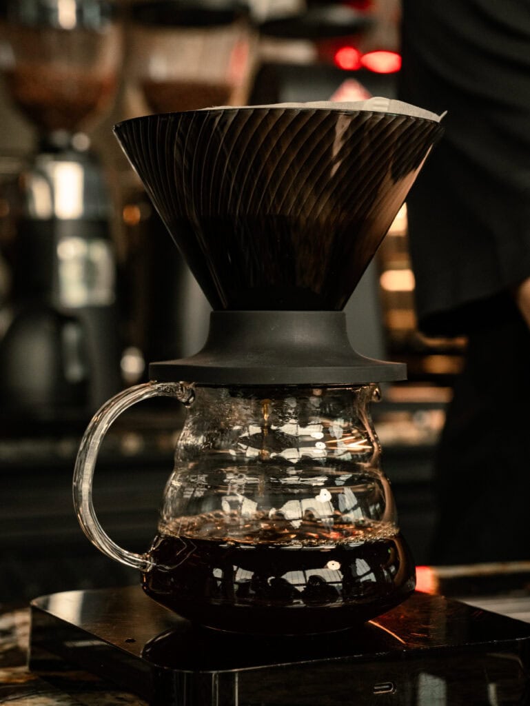 Panama Geisha สกัดแบบ Drip Coffee ผ่านกระดาษกรองลงในเซิร์ฟเวอร์แก้วที่ DAVIN CAFE เพื่อถ่ายทอดคาแรกเตอร์ของกาแฟ Specialty