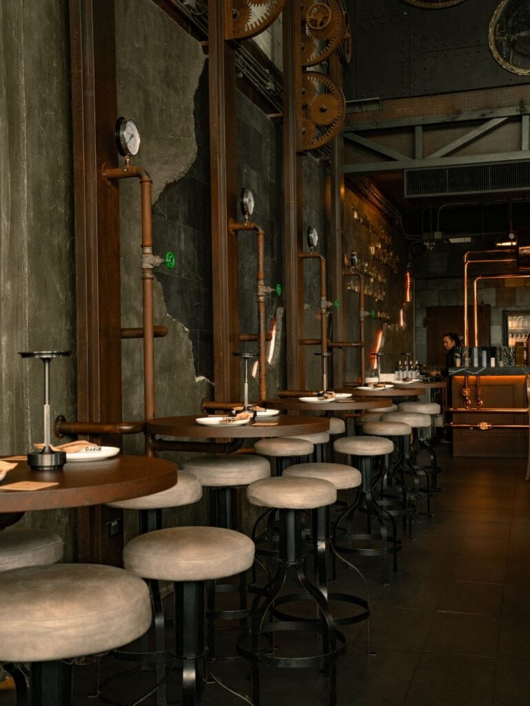 โซนที่นั่งภายใน DAVIN CAFE คาเฟ่หน้าฝน รามอินทรา บรรยากาศอบอุ่นสไตล์อินดัสเทรียล เหมาะสำหรับนั่งพักและหลบฝน