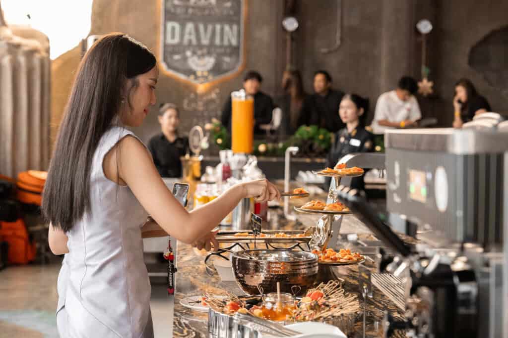 ร้านอาหาร รามอินทรา ที่ DAVIN CAFE กับประสบการณ์รับประทานอาหารสไตล์ยุโรป ลูกค้าเลือกเมนูพรีเมียมที่เคาน์เตอร์ภายในร้าน บรรยากาศโปร่งหรู เหมาะสำหรับมื้อพิเศษ ร้านอาหารครอบครัว ฉลองวันเกิด และสังสรรค์กับเพื่อน