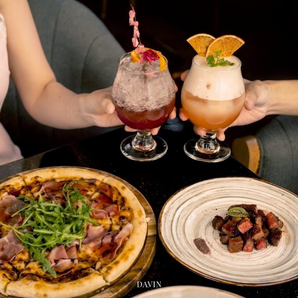 ร้านอาหาร รามอินทรา ที่ DAVIN CAFE เสิร์ฟอาหารสไตล์ยุโรป พิซซ่า สเต๊ก และเครื่องดื่มซิกเนเจอร์ เหมาะสำหรับมื้อพิเศษ ฉลองวันเกิด รับประทานอาหารกับครอบครัว และสังสรรค์กับเพื่อนในบรรยากาศอบอุ่น