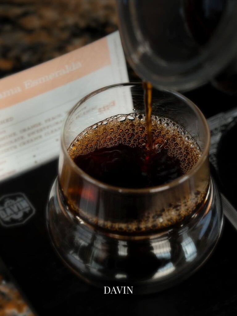 การรินกาแฟสเปเชียลตี้ที่ผ่านวิธีชงกาแฟคั่วอ่อนอย่างพิถีพิถัน พร้อมเสิร์ฟเพื่อสัมผัส Tasting Notes ที่มีความซับซ้อนและสดชื่นแบบผลไม้