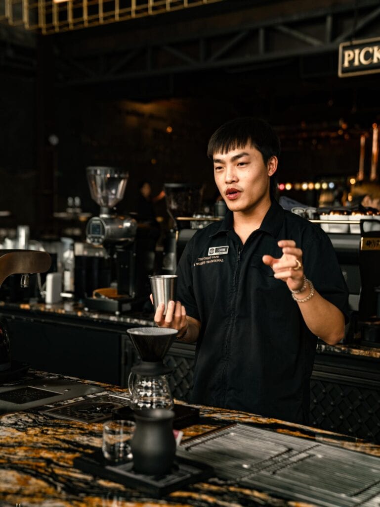 DAVIN CAFE ร้านกาแฟ Specialty กรุงเทพฯ บาริสตากำลังชงกาแฟดริปอย่างพิถีพิถัน