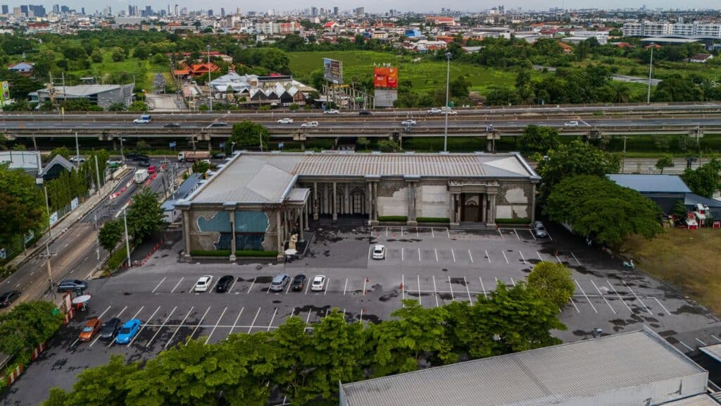 DAVIN CAFE ร้านอาหาร ประดิษฐ์มนูธรรม มุมมองทางอากาศ พร้อมพื้นที่จอดรถและทำเลติดถนนเลียบด่วน