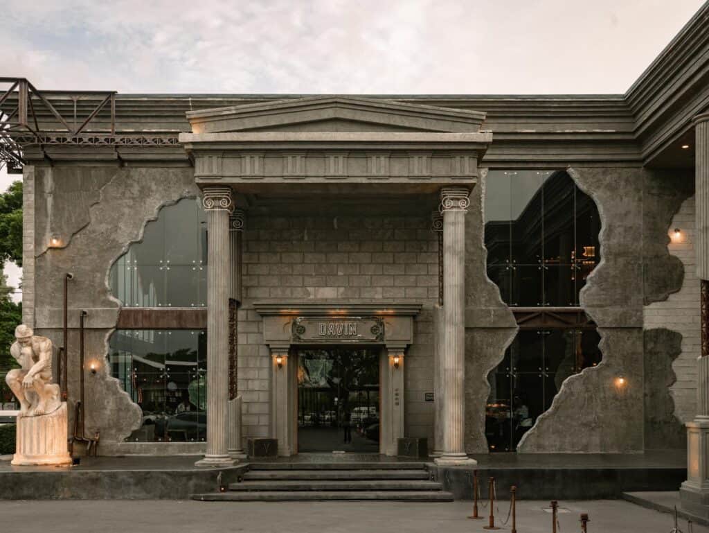ร้านกาแฟสไตล์ยุโรป กรุงเทพ DAVIN CAFE กับซุ้มเสาโรมันและสถาปัตยกรรมคลาสสิกด้านหน้า
