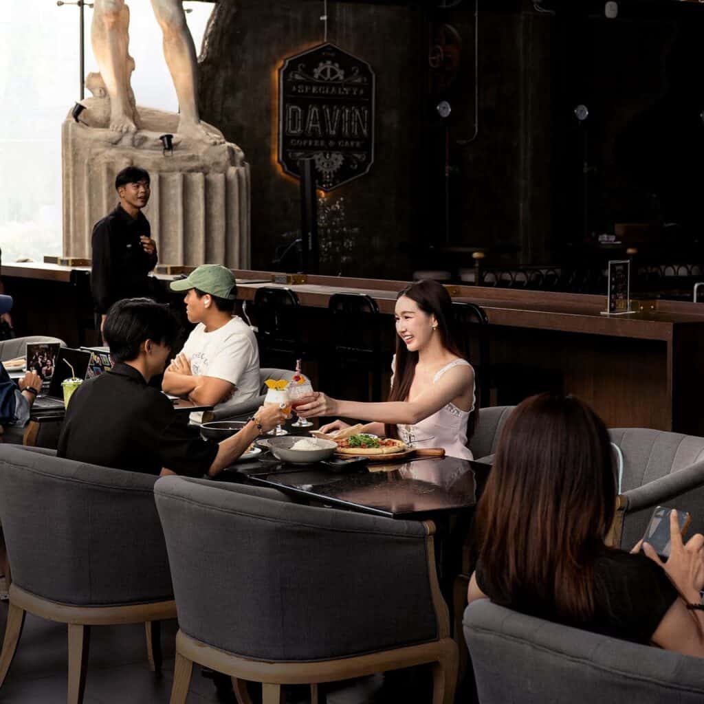Guests enjoying pizza and lunch at DAVIN CAFE & Restaurant, an Italian restaurant in Bangkok with a relaxed dining atmosphere