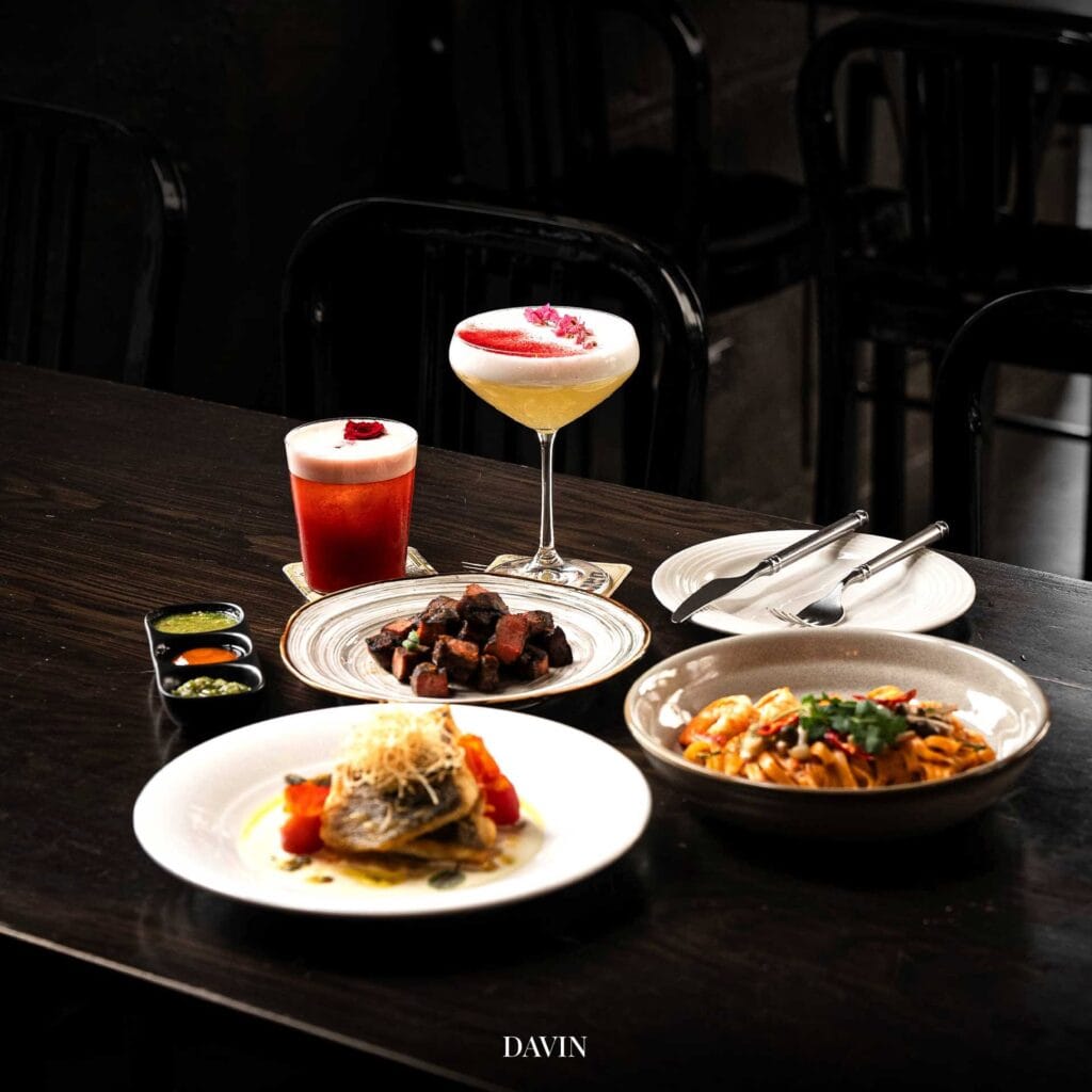 ร้านอาหารพรีเมียม เลียบด่วน DAVIN CAFE พร้อมอาหารและเครื่องดื่มสำหรับมื้อค่ำบรรยากาศดี