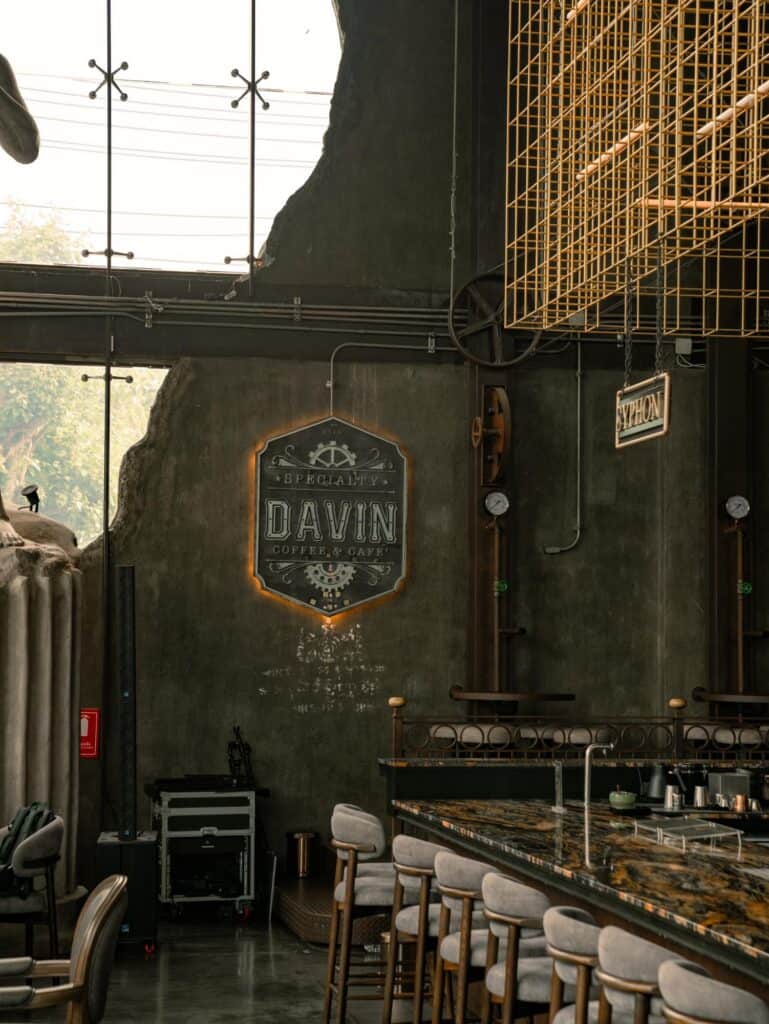 คาเฟ่อ่านหนังสือ DAVIN CAFE ย่านเลียบด่วน กับมุมเคาน์เตอร์และที่นั่งภายในสไตล์อินดัสเทรียล พร้อมแสงธรรมชาติ