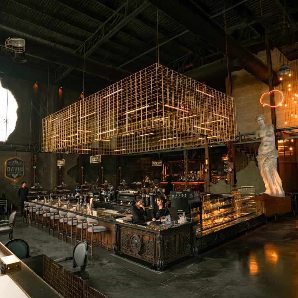 บรรยากาศภายในคาเฟ่อ่านหนังสือ DAVIN CAFE ย่านเลียบด่วน พื้นที่กว้างสไตล์ Industrial พร้อมเคาน์เตอร์ Specialty Coffee และมุมที่นั่งหลากหลาย