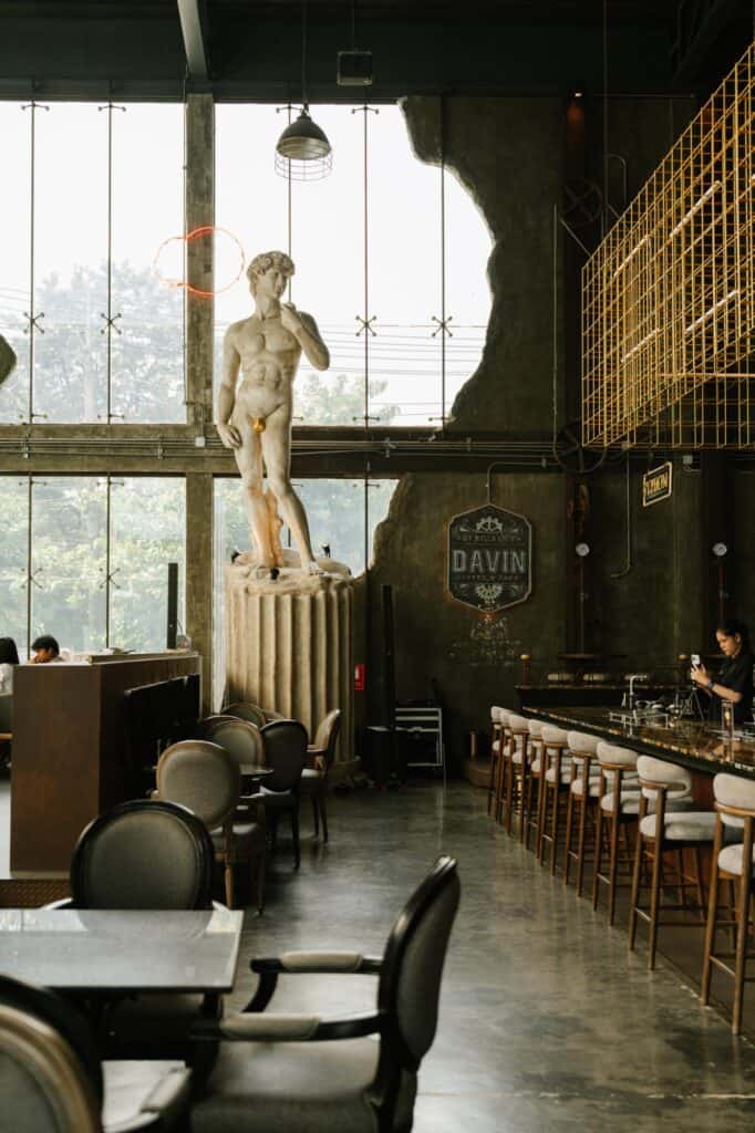 บรรยากาศ DAVIN CAFE สำหรับมื้อเช้าในรามอินทรา ตกแต่งสไตล์ยุโรปด้วยพื้นที่เพดานสูงและแสงธรรมชาติ