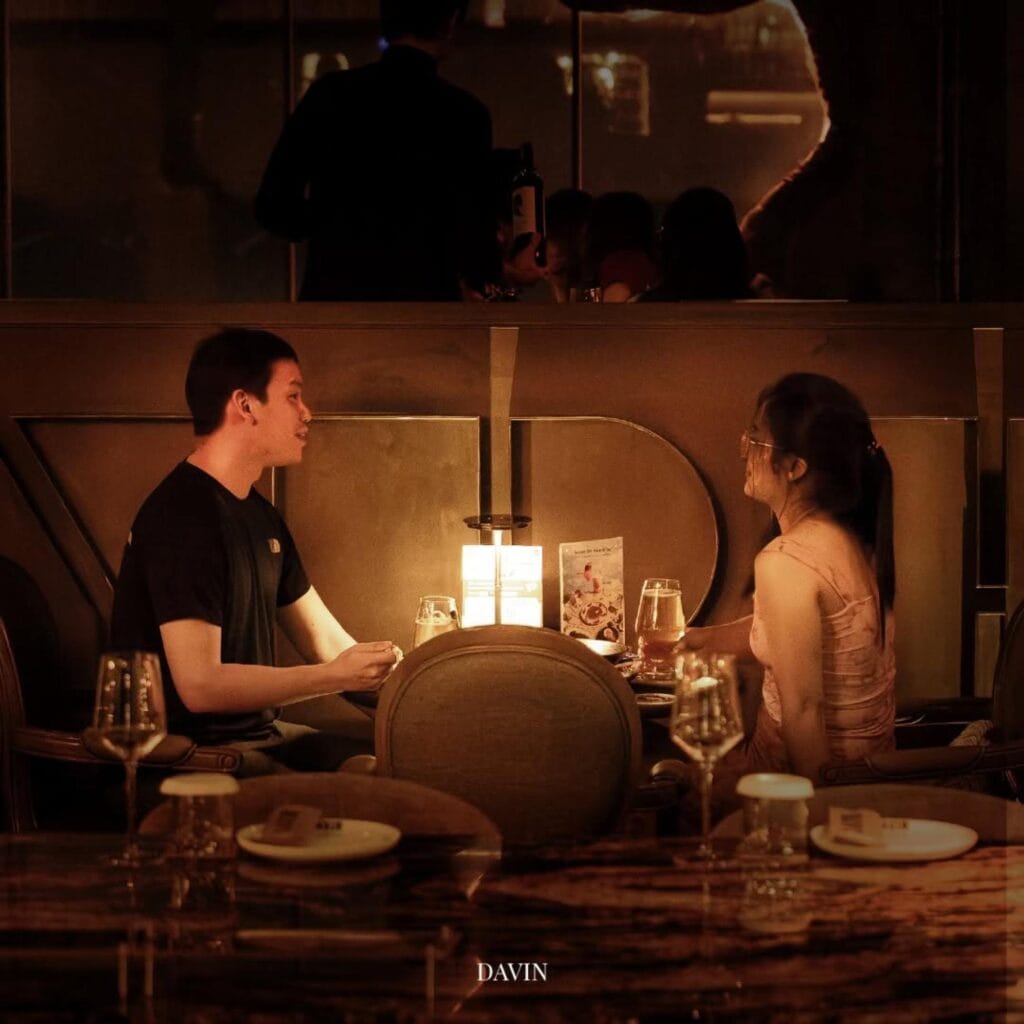 บรรยากาศมื้อค่ำสุดโรแมนติกที่ DAVIN CAFE คาเฟ่ Golden Hour รามอินทรา พร้อมแสงไฟอบอุ่นและพื้นที่นั่งรับประทานอาหาร