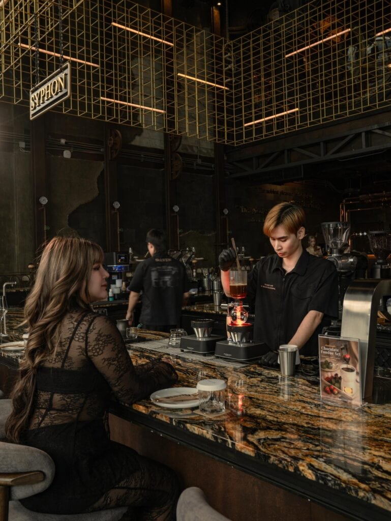 ที่เที่ยว รามอินทรา DAVIN CAFE บรรยากาศบาริสตาชง Specialty Coffee ภายในคาเฟ่สไตล์ยุโรป