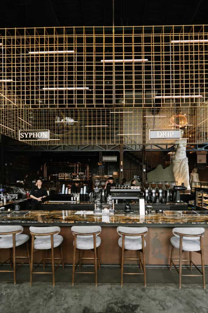 ที่เที่ยว รามอินทรา DAVIN CAFE เคาน์เตอร์กาแฟและบาริสต้าในคาเฟ่ดีไซน์โดดเด่นบนถนนเลียบด่วน