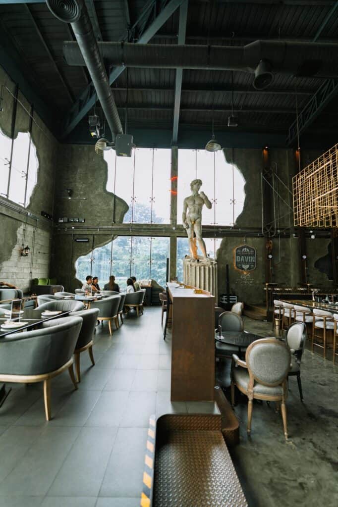 ที่เที่ยว รามอินทรา DAVIN CAFE บรรยากาศภายในคาเฟ่สไตล์ยุโรป เพดานสูงและพื้นที่นั่งกว้างขวาง