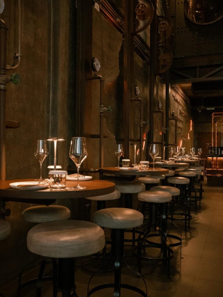 ที่เที่ยว รามอินทรา DAVIN CAFE บรรยากาศภายในสไตล์ยุโรป พร้อมมุมที่นั่งและการตกแต่งโดดเด่น