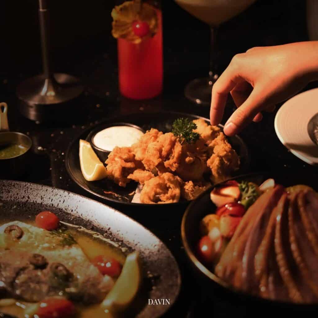 Food and evening dining atmosphere at DAVIN CAFE, a Golden Hour Cafe in Ramintra for dining and photography